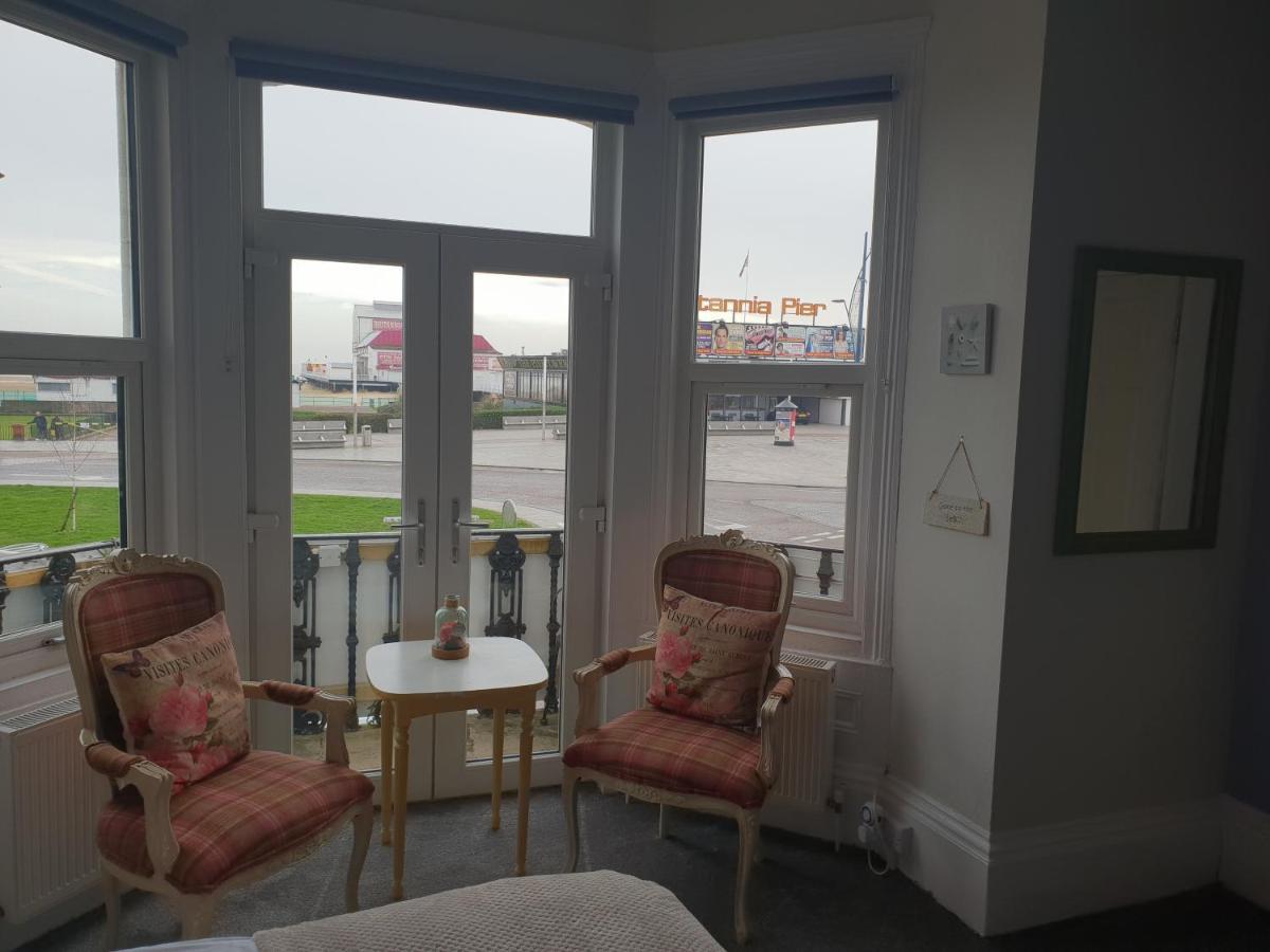 Henrys On The Prom Bed & Breakfast Great Yarmouth Exterior photo